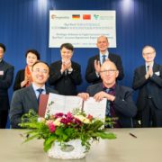 signing Dr. Xia Xiaokai and Dr. Alfred Hansel, chairman of oncgnostics GmbH. In the background: Yang Xiaoming, chairman of CNBG, Wolfgang Tiefensee, Thuringia's Minister for economics, Dr. Michael Brandkamp, chairman of the High-Tech-Gründerfonds sowie Peter Haug, oncgnostics. photo: Christoph Worsch