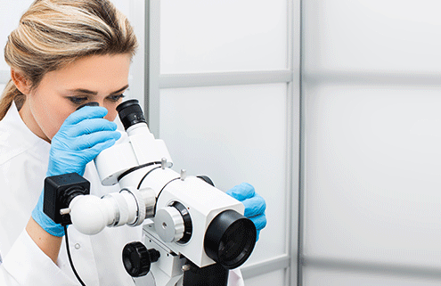 Ärztin schaut durch ein Kolposkop. Symbolbild für die Pressemeldung der oncgnostics GmbH: Methylierungstests beim Gebärmutterhalskrebs-Screening könnten invasive Verfahren um bis zu 75 % reduzieren.